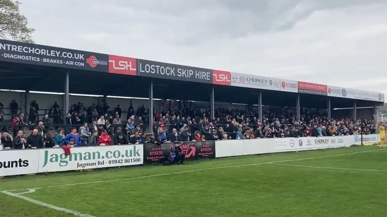 Khán đài phía sau khung thành tại Victory Park, sân nhà của Chorley FC, minh họa cấu trúc sân vận động truyền thống của bóng đá Anh.
