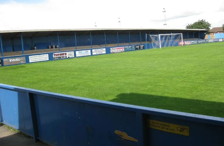 Khán đài phía Tây (West Stand) tại sân vận động The Citadel của Farsley Celtic.