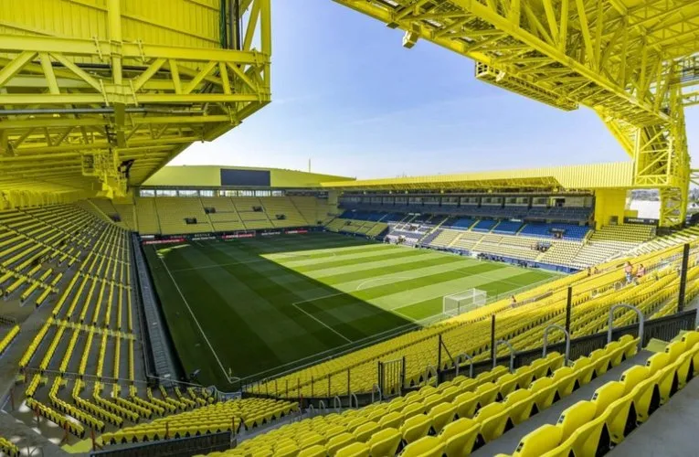 Khán đài sân Estadio de la Cerámica nhìn từ bên trong, thể hiện sức chứa và thiết kế hiện đại