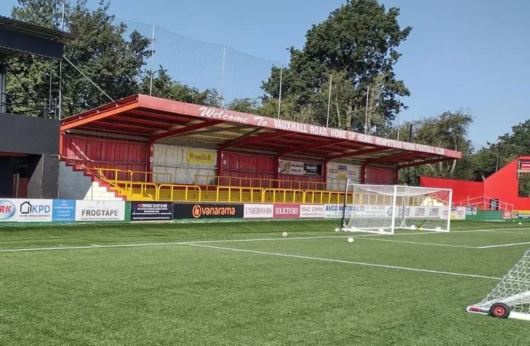 Khán đài sân Vauxhall Road ở Hemel Hempstead, nơi tập trung đông đảo cổ động viên của Hemel Hempstead Town FC