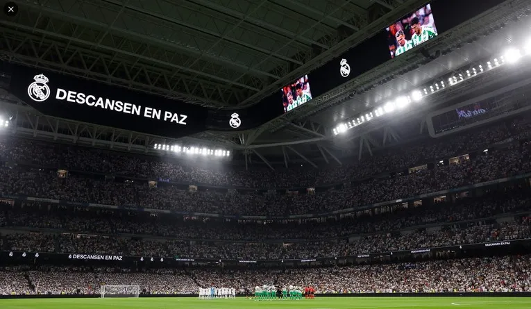 Khán đài Santiago Bernabéu rực sáng trong một ngày có trận đấu, thể hiện không khí bóng đá đỉnh cao