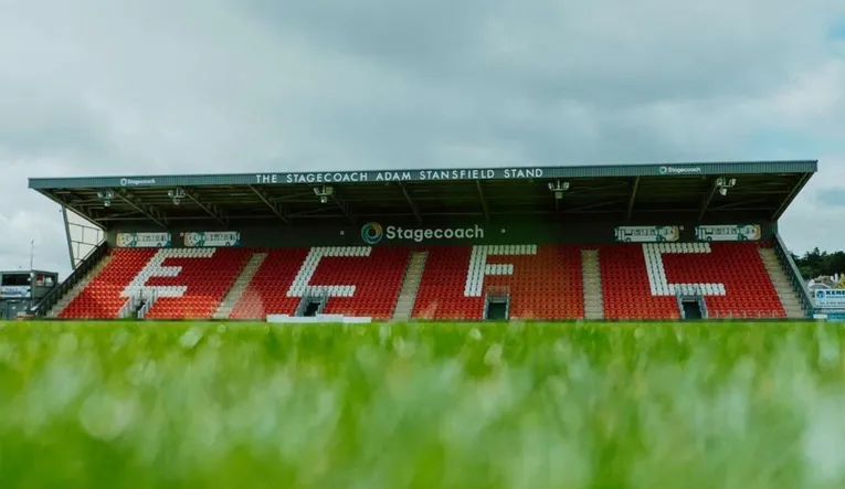 Khán đài Stagecoach tại sân St. James Park của Exeter City, một trong những khán đài chính với tầm nhìn sân bóng rõ nét.