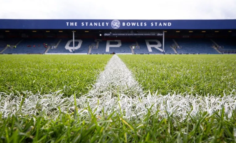 Khán đài Stanley Bowles tại sân Loftus Road, một phần quan trọng của cấu trúc sân vận động Queens Park Rangers.