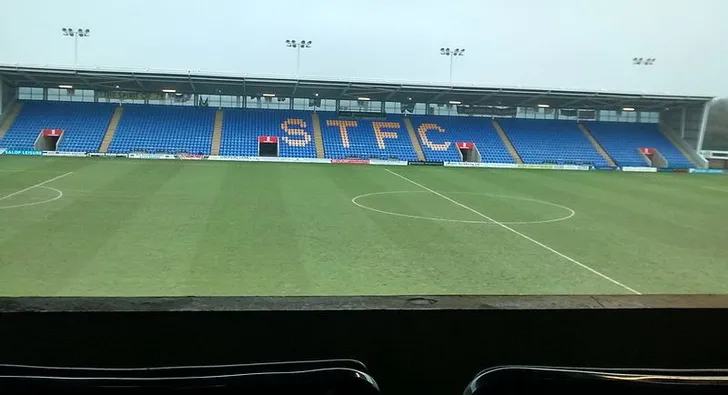 Khán đài Tây (West Stand) của sân Croud Meadow, sân nhà Shrewsbury Town
