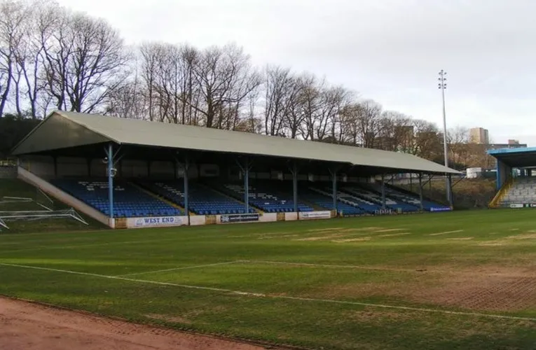 Khán đài Tây (West Stand) tại sân The Shay, phần cổ nhất của sân vận động, đã được chuyển đổi thành toàn bộ ghế ngồi.