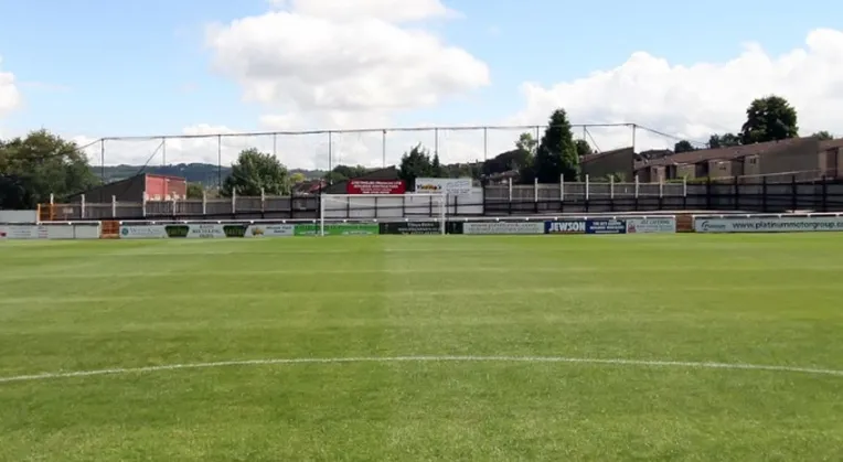 Khán đài The Bath End phía sau khung thành tại sân nhà của Bath City