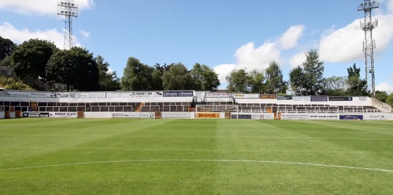 Khán đài The Bristol End dành cho cổ động viên đội khách tại sân Twerton Park