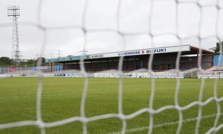 Khán đài Tony Hobson Stand vinh danh huyền thoại tại Bob Lucas Stadium