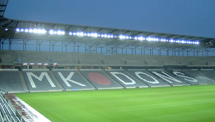 Khán đài với hàng ghế trống màu trắng tại Stadium MK, sân nhà của câu lạc bộ MK Dons