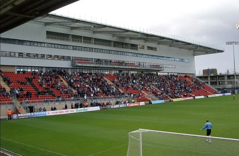 Khán đài West Stand tại sân Brisbane Road