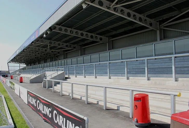 Khán đài West Terrace của sân vận động Mazuma Mobile, nơi tập trung cổ động viên sôi động của Morecambe FC