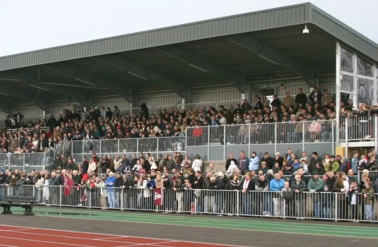 Khán giả trên khán đài chính sân vận động Melbourne Chelmsford, theo dõi trận đấu của Chelmsford City FC.
