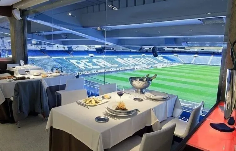 Không gian dịch vụ hiếu khách (hospitality) sang trọng tại Santiago Bernabéu trong ngày diễn ra trận đấu
