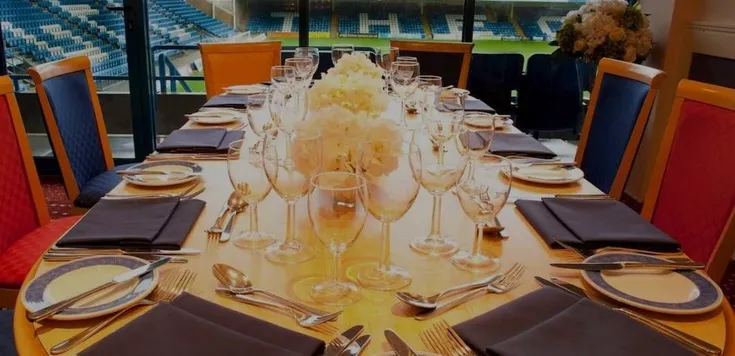 Không gian khu vực dịch vụ cao cấp 1893 Lounge tại Priestfield Stadium, phục vụ các gói trải nghiệm VIP.