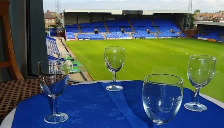 Không gian phòng khách sạn cao cấp (hospitality suite) tại Prenton Park, thể hiện tiện nghi đón tiếp.
