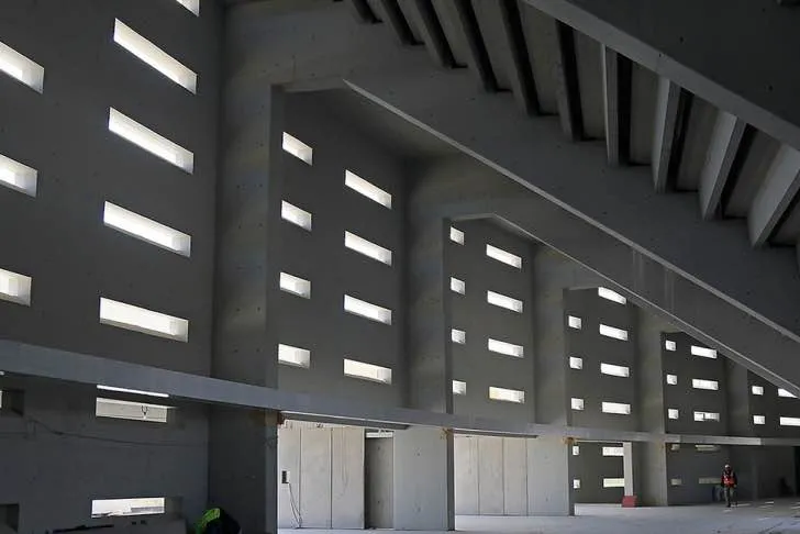 Không gian rộng lớn và cấu trúc bê tông vững chắc bên dưới khán đài Estadio Metropolitano