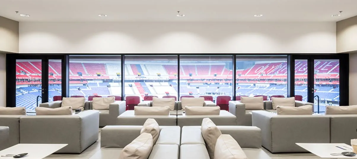 Không gian sang trọng và tiện nghi của khu vực dịch vụ cao cấp (hospitality) tại Groupama Stadium, phục vụ các sự kiện và trải nghiệm đặc biệt