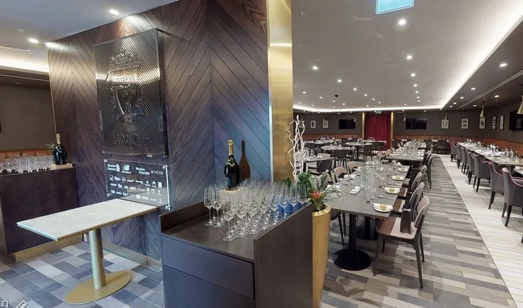 Không gian sảnh 1862 Lounge tại sân Anfield, minh họa dịch vụ khách VIP cao cấp dành cho người hâm mộ Liverpool