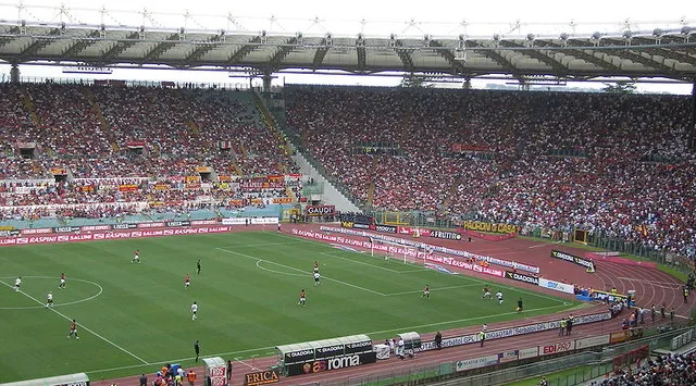 Không khí cuồng nhiệt của một trận đấu bóng đá của AS Roma tại Stadio Olimpico.