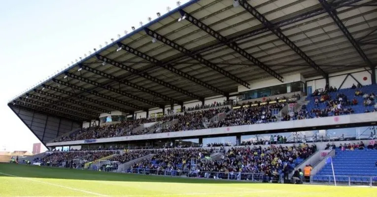 Không khí cuồng nhiệt tại Kassam Stadium vào một ngày thi đấu của Oxford United