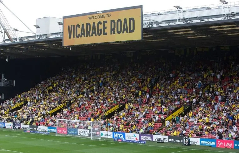 Không khí náo nhiệt tại sân Vicarage Road trong ngày thi đấu Ngoại hạng Anh