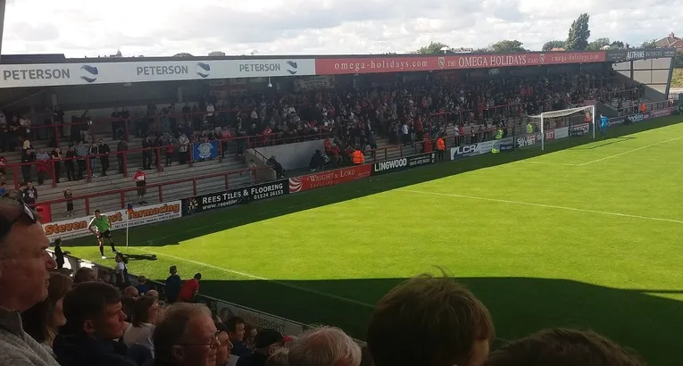 Không khí nhộn nhịp tại Mazuma Mobile Stadium trong ngày diễn ra trận đấu của Morecambe FC