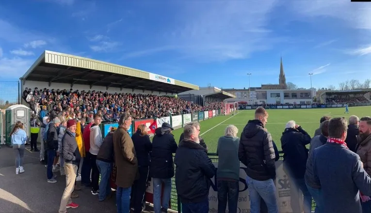Không khí sân Meadowbank của Dorking Wanderers trong một ngày có trận đấu