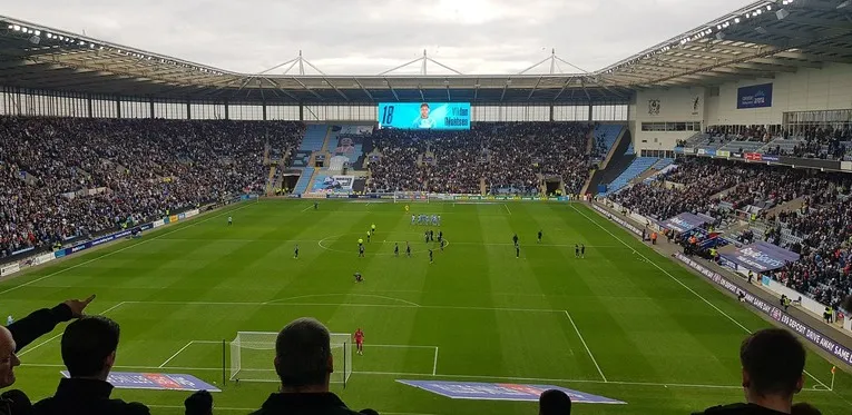 Không khí sôi động tại Coventry Arena vào ngày diễn ra trận đấu, thể hiện sức hút của bóng đá Anh.