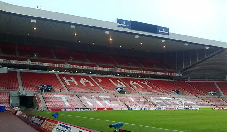 Không khí sôi động tại khán đài Stadium of Light với khẩu hiệu &quot;Ha'way The Lads&quot; của người hâm mộ Sunderland