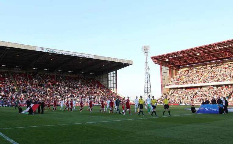 Không khí sôi động tại sân vận động Oakwell vào ngày thi đấu của Barnsley FC