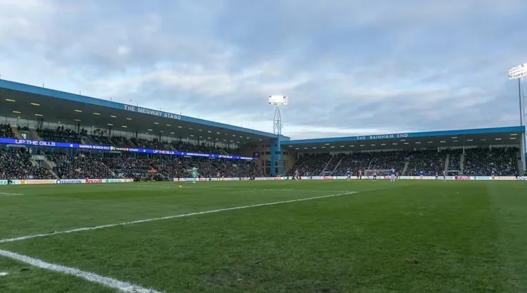 Không khí tại sân Priestfield vào ngày diễn ra trận đấu của Gillingham FC.
