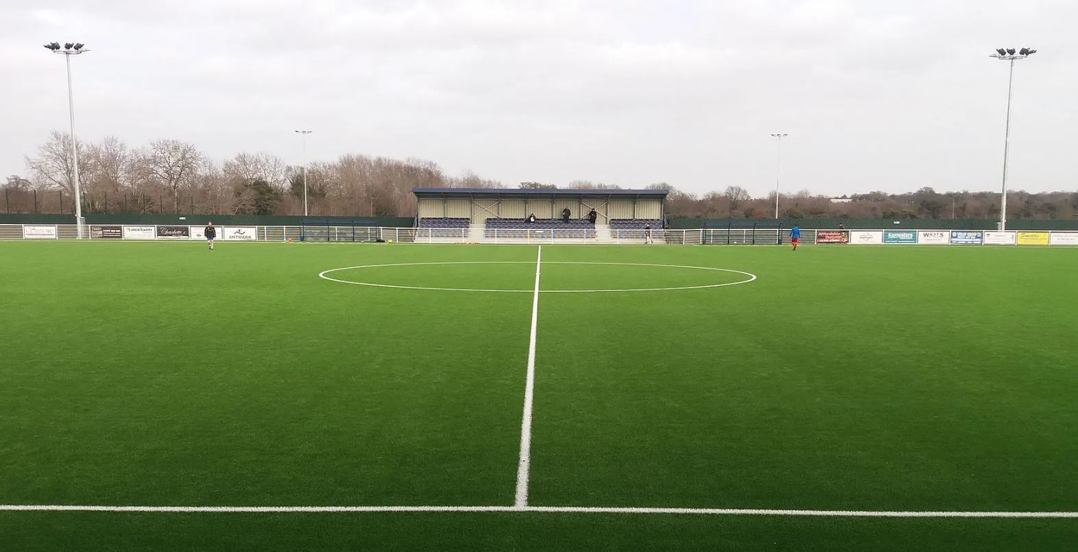 Khu khán đài có ghế ngồi thứ hai tại Parkside Stadium, thể hiện sự đơn giản nhưng hiệu quả của sân