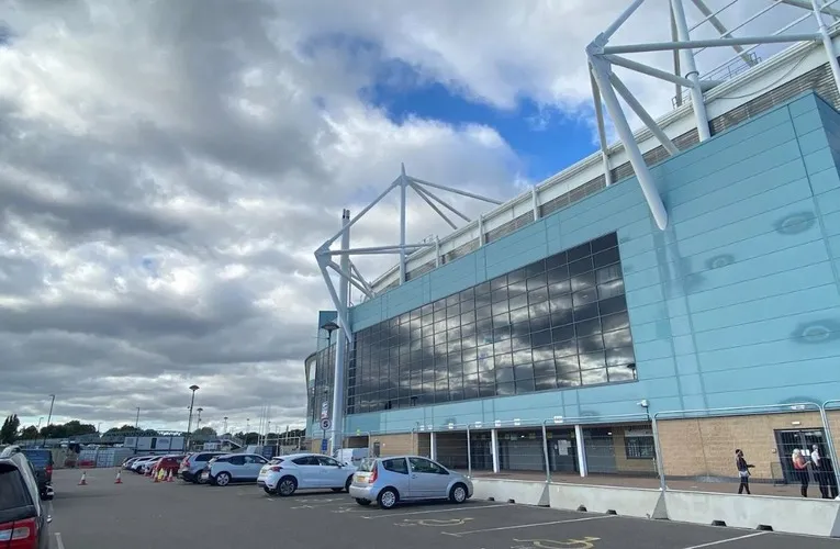 Khu vực bãi đỗ xe của Coventry City tại sân vận động, phục vụ người hâm mộ đến xem bóng đá.