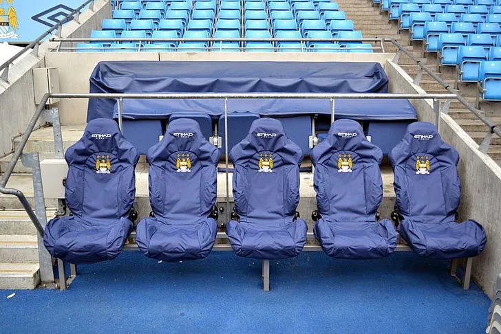Khu vực ban huấn luyện và ghế dự bị của Manchester City tại sân Etihad