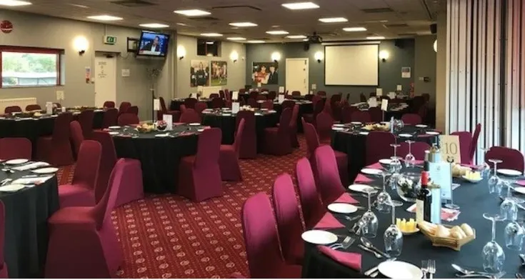 Khu vực dịch vụ cao cấp (hospitality box) tại sân vận động Broadfield, mang đến trải nghiệm xem bóng đá độc đáo