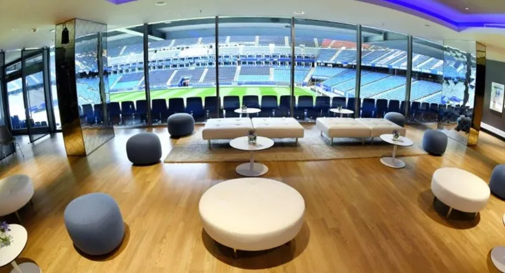 Khu vực dịch vụ đặc biệt (hospitality) tại Volkparkstadion, mang đến trải nghiệm xem bóng đá cao cấp