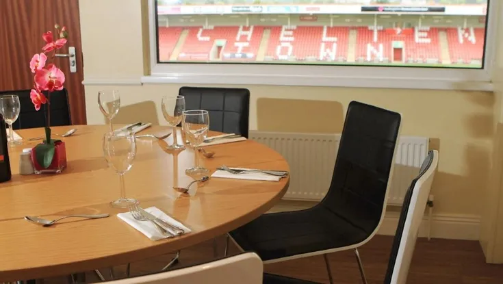 Khu vực dịch vụ hiếu khách tại sân Whaddon Road, cung cấp trải nghiệm VIP cho người hâm mộ Cheltenham Town FC