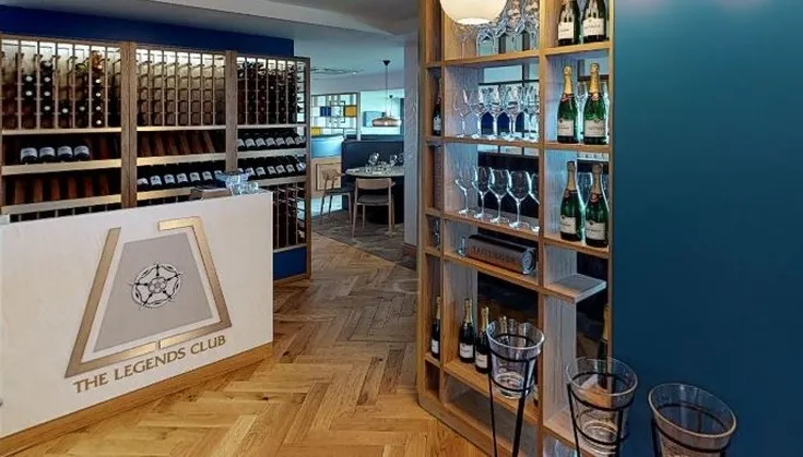 Khu vực dịch vụ khách sạn VIP tại sân Elland Road, mang lại trải nghiệm cao cấp cho người hâm mộ Leeds United