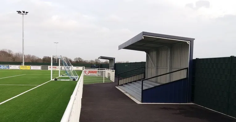 Khu vực đứng của cổ động viên phía sau cầu môn tại Parkside Stadium, sân nhà của Aveley FC