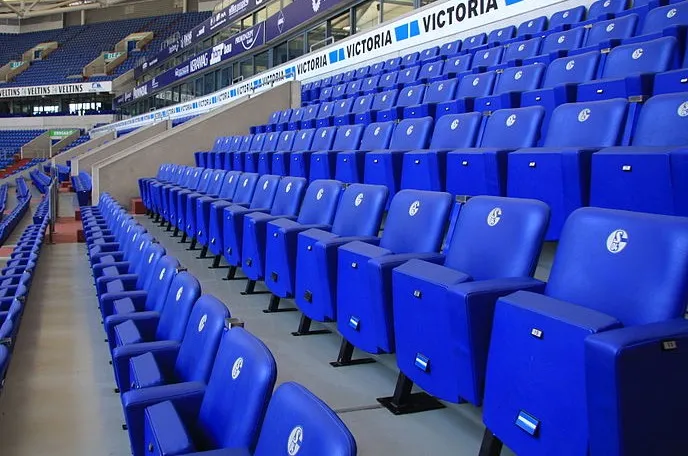 Khu vực ghế ngồi VIP và phòng chờ cao cấp tại Veltins-Arena, nơi khán giả có thể tận hưởng trải nghiệm bóng đá sang trọng