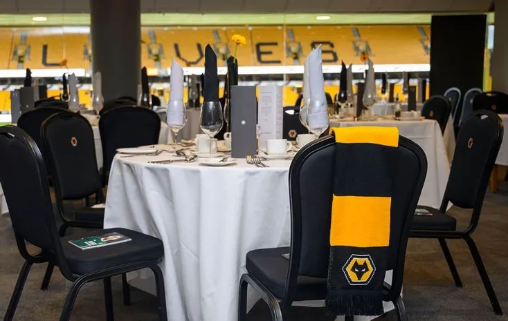 Khu vực hospitality sang trọng tại sân Molineux với tầm nhìn ra sân cỏ