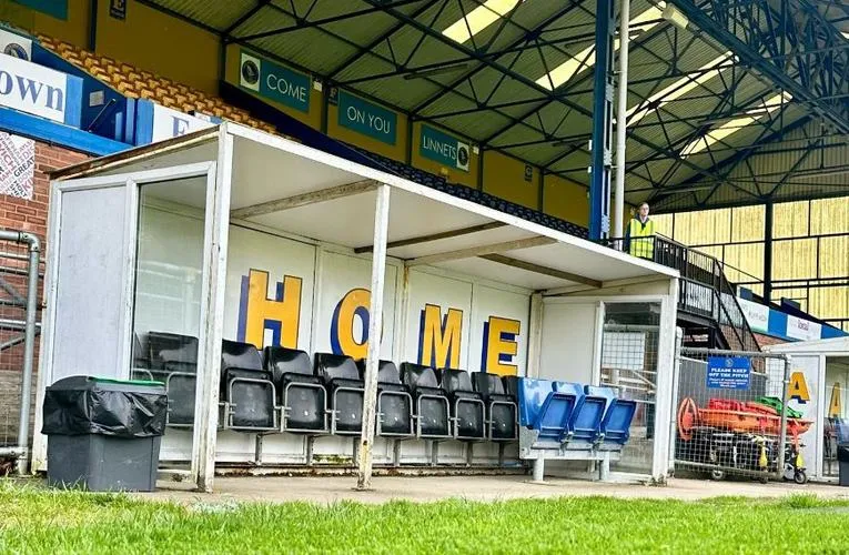 Khu vực huấn luyện (dugout) tại sân The Walks, nơi ban huấn luyện King's Lynn Town FC chỉ đạo trận đấu.