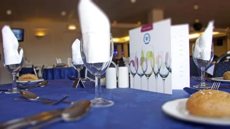 Khu vực khách VIP sang trọng tại Weston Homes Stadium, sân nhà của Peterborough United, thể hiện các tiện ích và dịch vụ cao cấp