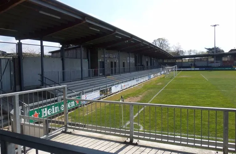 Khu vực khán đài bậc thang (terraces) tại sân Princes Park, nơi cổ động viên Dartford FC đứng cổ vũ