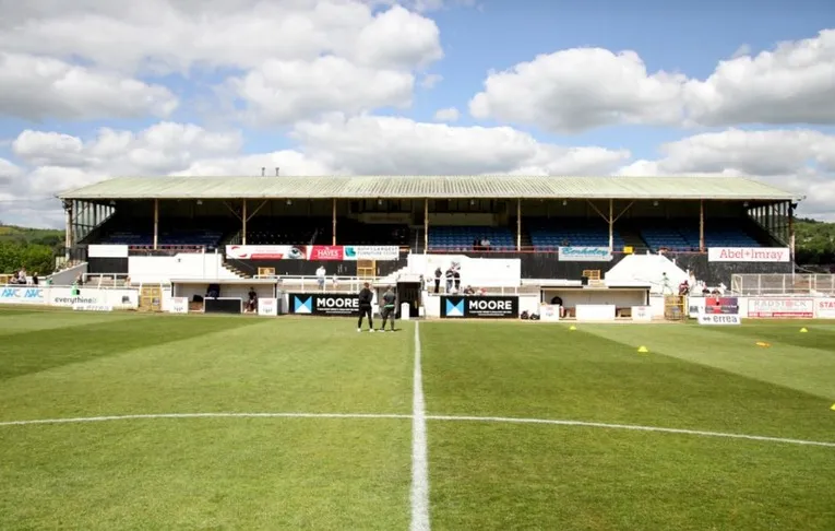 Khu vực khán đài chính Grandstand tại sân Twerton Park, Bath