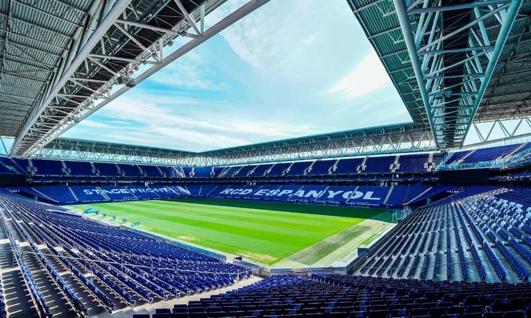 Khu vực khán đài chính tại sân Stage Front Stadium với các hàng ghế xanh trắng