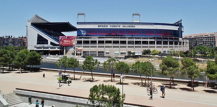 Khu vực khán đài chính với các ghế ngồi cao cấp trong khu vực VIP của Vicente Calderón