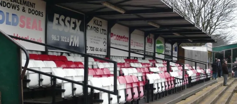 Khu vực khán đài có ghế ngồi tại sân vận động Hornchurch FC, thể hiện sự đơn giản nhưng hiệu quả trong cấu trúc sân bóng đá cấp địa phương.