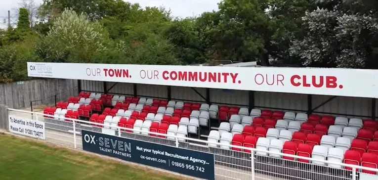 Khu vực khán đài có mái che ở St James Park Brackley, nhìn từ phía sau khung thành