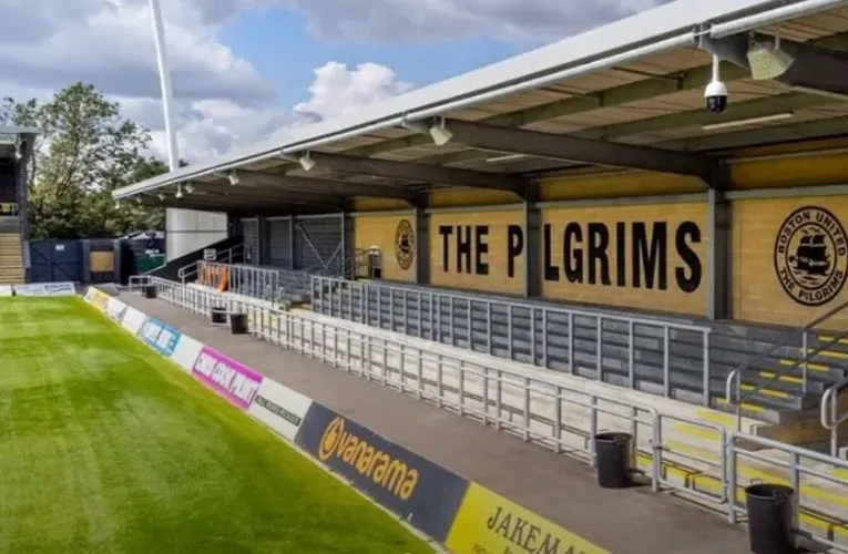 Khu vực khán đài đứng Jakemans tại Boston Community Stadium, nơi cổ động viên Boston United tạo nên không khí sôi động